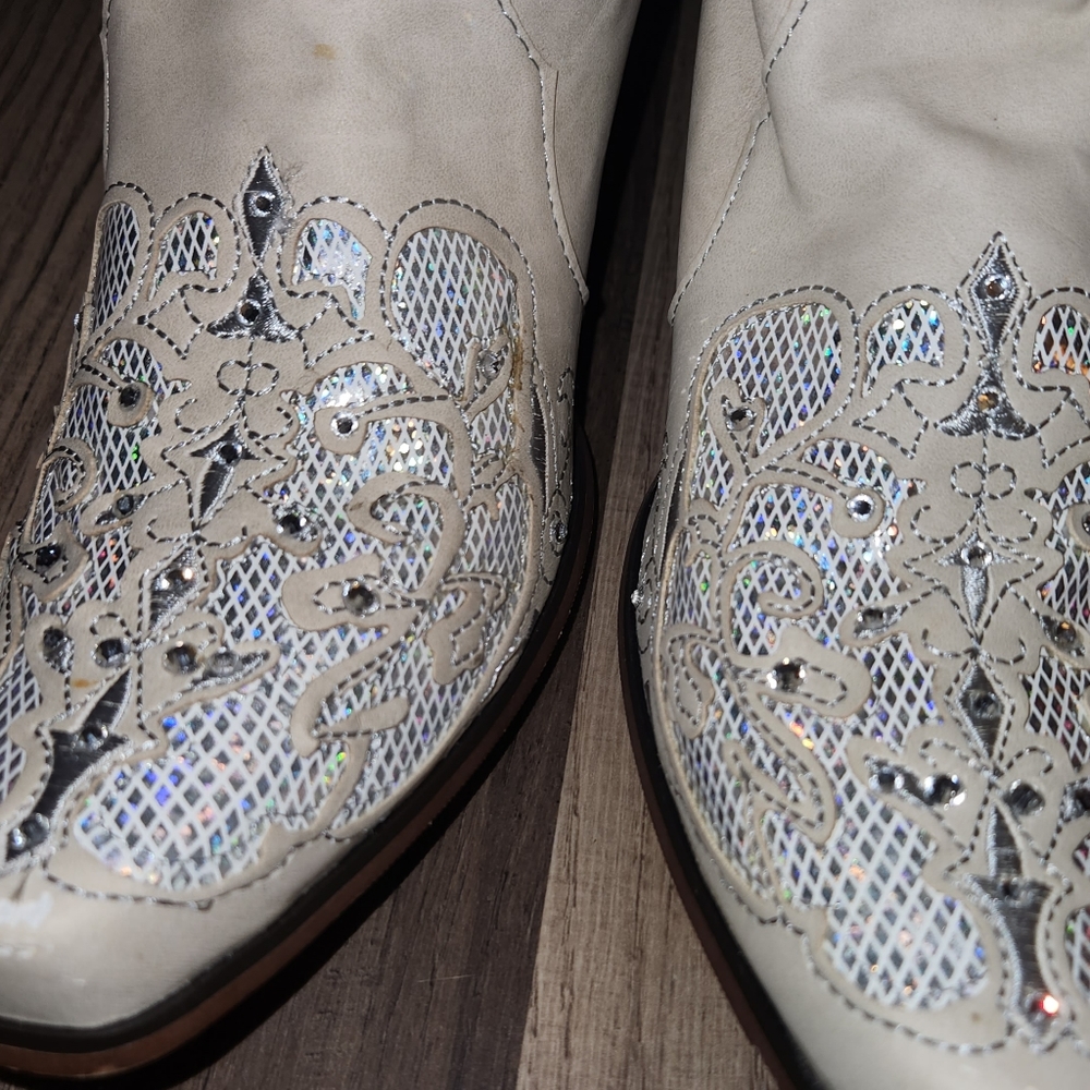 NWOT Cream and Silver Embellished Cowboy Boots size 38/7 Never Worn - Picture 2 of 9